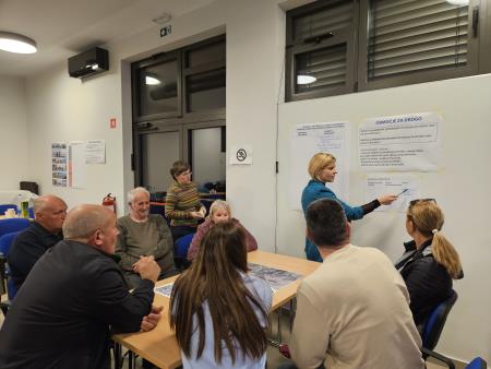 Občino zanima tudi, ali bi občani "za Drogo" ohranili kmetijska zemljišča ali širili gospodarsko cono. 